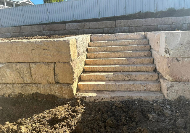 sandstone-retaining-wall-batemans-bay-stairs