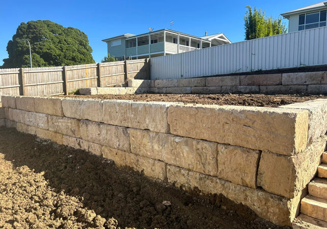 sandstone-retaining-wall-level